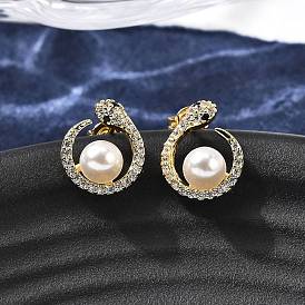 Серьги-гвоздики в форме змеи с круглыми латунными микропаве из прозрачных кубических цирконий, с пластиковой имитационной жемчужиной, стойки покрытие, без кадмия и без свинца