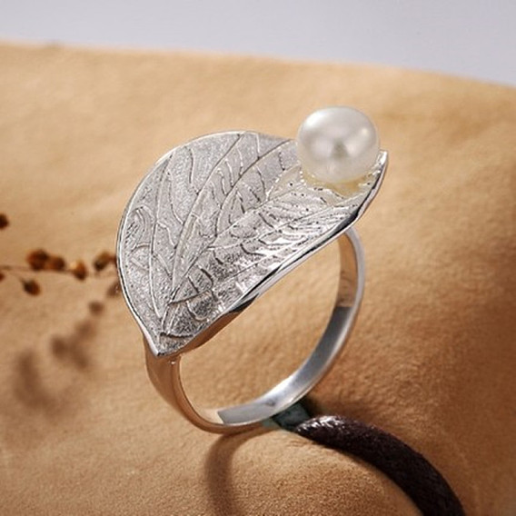Anillos de aleación y perlas de plástico, hoja