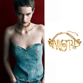 Collier de lettres en métal géométrique - bijoux de déclaration cool et chic pour les fashionistas minimalistes