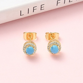 Круглые серьги-гвоздики из латуни с микропаве из прозрачных кубических цирконий, со стеклом, имитирующим бирюзу, стойки покрытие, без кадмия и без свинца