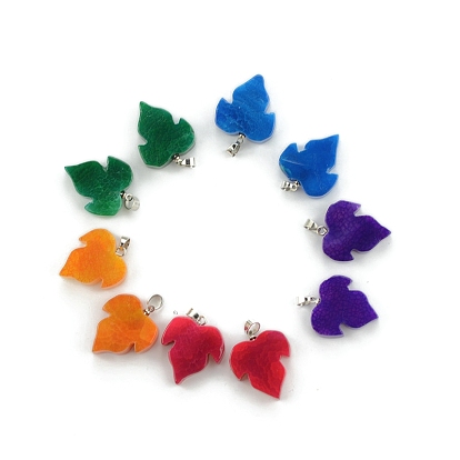 Окрашенные естественный агат подвески, подвески в виде кленового листа с металлическими застежками-кнопками платинового оттенка