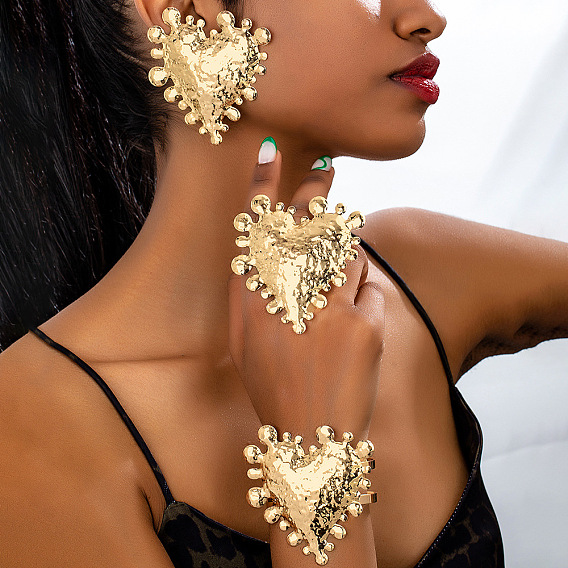 Комплекты из браслетов-манжет в форме большого сердца, колец-манжет и серег-гвоздиков