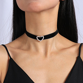 Collier ras du cou minimaliste en velours, cœur de perles, design creux et pendentif cygne
