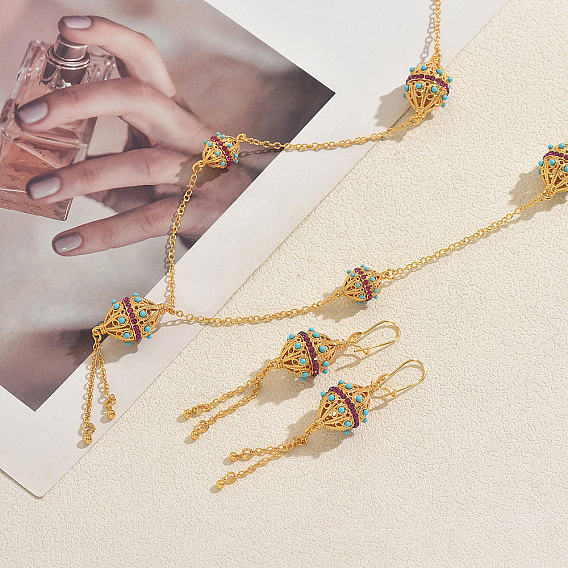 Ensemble de boucles d'oreilles et colliers en laiton à pompons et lanternes bohèmes, idéal pour un mariage ou une fête.