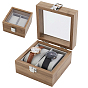 Vitrinas de madera para relojes con tapa de cristal y cojín de terciopelo en el interior.