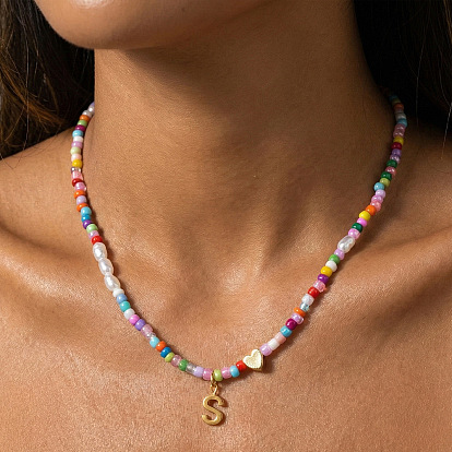 Ожерелье в стиле бохо 304 из нержавеющей стали с подвеской в виде инициала, искусственным жемчугом и разноцветными стеклянными бусинами для женщин, золотые