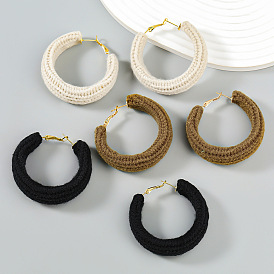 Lindos pendientes de aro redondos y esponjosos - hechos a mano, suave, adorables accesorios para las orejas.