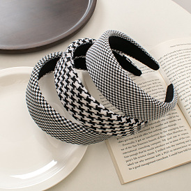 Retro Checkered Fabric Sponge Headband with Wide Brim French Style Chic Black and White Grid Hair Accessory for Outdoor Hairstyling