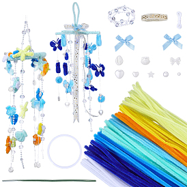 Наборы для самостоятельного изготовления плюшевых палочек, включая венок из макраме, ёршики для чистки трубок и пластиковые бусины, имитирующие жемчуг.