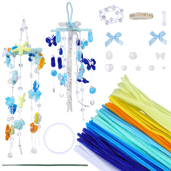 Наборы для самостоятельного изготовления плюшевых палочек, включая венок из макраме, ёршики для чистки трубок и пластиковые бусины, имитирующие жемчуг.