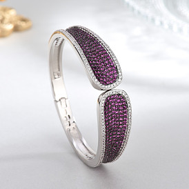 Роскошный браслет, инкрустированный бриллиантами - модный и минималистичный декоративный аксессуар на руку.
