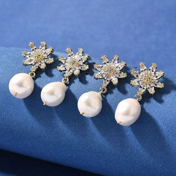 Серьги-гвоздики из натурального жемчуга, с латунным микропаве из прозрачных кубических цирконий и 925 булавкой из стерлингового серебра, цветок
