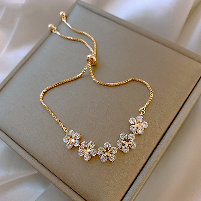 Bracelet minimaliste en or réglable avec breloque florale et étoile avec cristaux pour femme
