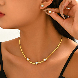 Комплекты из сережек-гвоздиков из нержавеющей стали и искусственного жемчуга, а также цепочек-змейек для женщин.