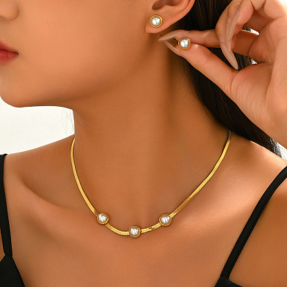 Комплекты из сережек-гвоздиков из нержавеющей стали и искусственного жемчуга, а также цепочек-змейек для женщин.