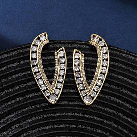 V-образные серьги-гвоздики из латуни с микропаве из прозрачных кубических цирконий