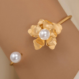 Fashionable Pearl Bracelet with Blossom Design - Elegant and Three-dimensional, Single Bracelet for Women.