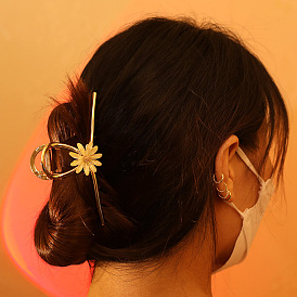 Chic Daisy and Cross Hair Clip Set for Elegant Hairstyles