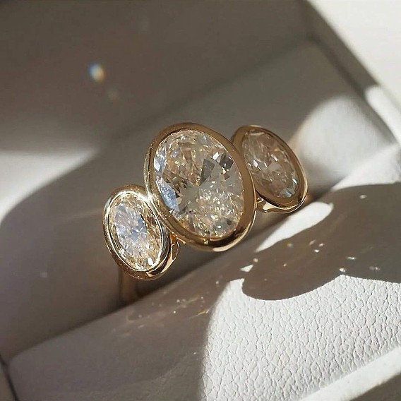 Овальные латунные кольца с инкрустацией из прозрачного кубического циркония.