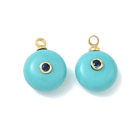 Pendentifs turquoise synthétiques, breloques en forme de pièce de monnaie avec sertissage en micro-pavé de zircone cubique en laiton, crémaillère plaquage, plaqué longue durée, sans plomb et sans cadmium, cyan