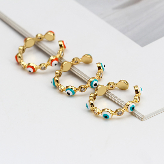 Плоские круглые кольца с изображением сглаза из латуни с микропаве из прозрачных кубических цирконий с эмалью