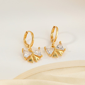 Элегантные латунные серьги-кольца с прозрачным кубическим цирконием в форме банта