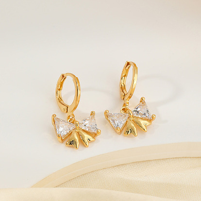 Элегантные латунные серьги-кольца с прозрачным кубическим цирконием в форме банта