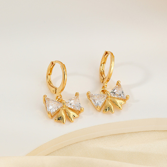 Элегантные латунные серьги-кольца с прозрачным кубическим цирконием в форме банта