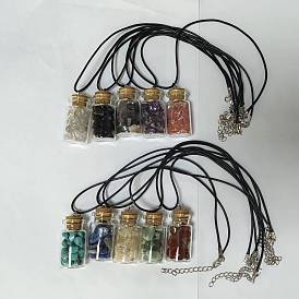 Halsketten mit Anhängern aus natürlichen und synthetischen Edelsteinsplittern und Glasflaschen, mit Wachs Seil