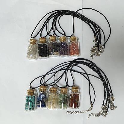 Halsketten mit Anhängern aus natürlichen und synthetischen Edelsteinsplittern und Glasflaschen, mit Wachs Seil
