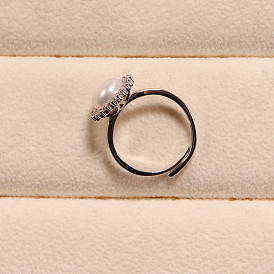 Кольцо из латуни с микропаве из цветка и прозрачных кубических цирконий с натуральным пресноводным жемчугом