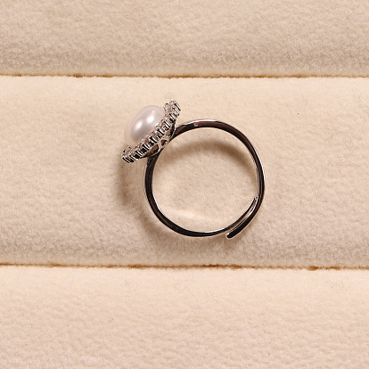 Кольцо из латуни с микропаве из цветка и прозрачных кубических цирконий с натуральным пресноводным жемчугом