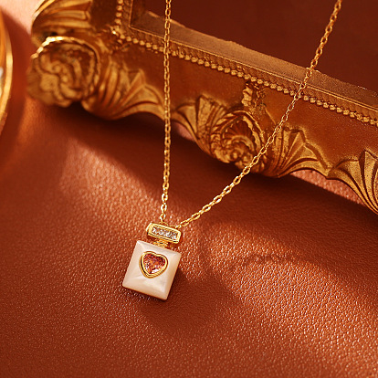 Подвеска-колье для женщин в виде флакона духов в форме сердца из латуни, украшенная прозрачными и розовыми кубическими циркониями и натуральной шеллаком.