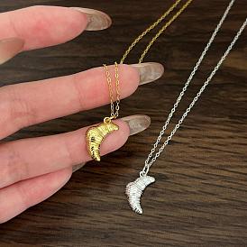 Латунный кулон в виде круассана на цепочке для женщин