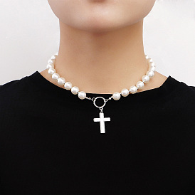 Collier bohème chic de perles mélangées avec pendentif croix et accents de nacre