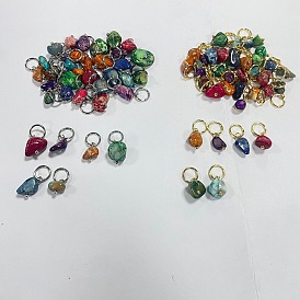 72 piezas 12 estilos colgantes de chips de jaspe imperial natural teñido, con 304 anillos de salto de acero inoxidable y presillas de latón, colores mezclados
