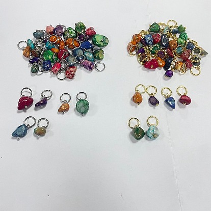 72 piezas 12 estilos colgantes de chips de jaspe imperial natural teñido, con 304 anillos de salto de acero inoxidable y presillas de latón, colores mezclados