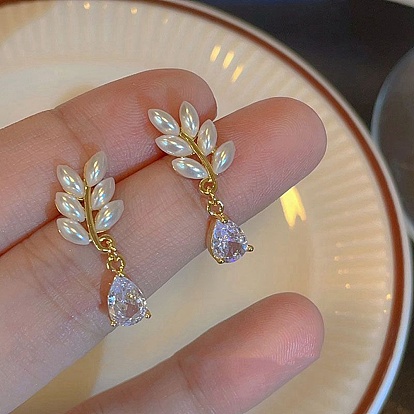 Серьги-подвески из сплава и смолы с жемчугом и кристаллами, украшенные стразами., пшеница и капля