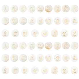 Pandahall elite 52pcs 26 pendentifs en coquille d'eau douce naturelle de style, avec ornements en métal gravé en laiton doré, rond et plat avec alphabet