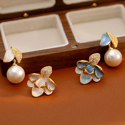 Серьги-гвоздики с цветами из латуни и стразами, с искусственным жемчугом и эмалью, золотые