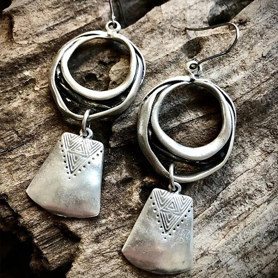 Кольцо в стиле бохо с трапециевидными висячими серьгами из сплава
