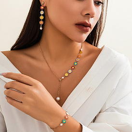 Ожерелье с подвеской из латуни, эмали и пластикового жемчуга, серьги-гвоздики и браслет-цепочка