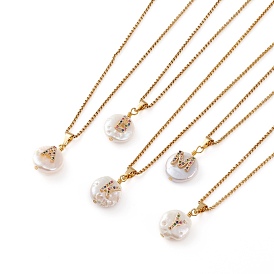 Collares con colgante inicial de perlas naturales, con cabujones de circonita cúbica micropave de latón y 304 cadenas de caja de acero inoxidable, plano y redondo con la letra, dorado, colorido