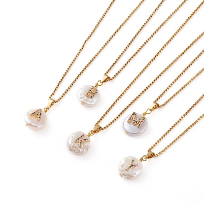 Collares con colgante inicial de perlas naturales, con cabujones de circonita cúbica micropave de latón y 304 cadenas de caja de acero inoxidable, plano y redondo con la letra, dorado, colorido