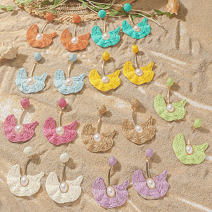 Серьги-гвоздики из сплава рафии с подвесками, с пластиковой имитационной жемчужиной, золотые