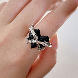 Edgy Thorn Heart Ring with Metal Open Design for Fashionable Statement Look