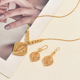 Vintage-Set aus hohlem, geometrischem Rhombus-Anhänger aus Messing und passenden Ohrhaken für Damen – ideal für besondere Anlässe