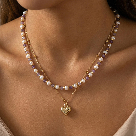 Collier double rang de perles rondes facettées en acier inoxydable avec pendentif cœur, perles blanches synthétiques et améthystes naturelles.