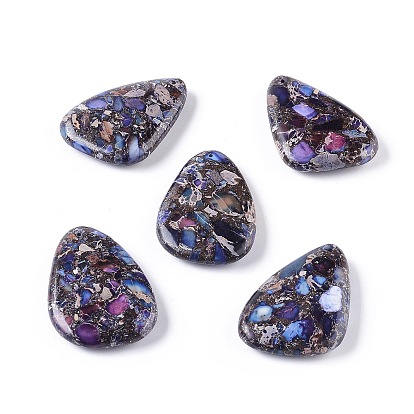 Собранные синтетические имперские яшмы и латунные подвески, окрашенные, треугольные