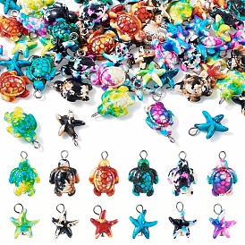 60 piezas 12 estilos colgantes de turquesa sintéticos teñidos, Charms de estrellas de mar y tortugas con aros de hierro en tono platino